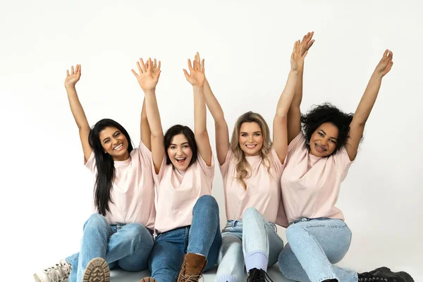 Diversidade Multicultural Amizade Grupo Diferentes Etnias Mulheres Felizes Levantando Mãos — Fotografia de Stock