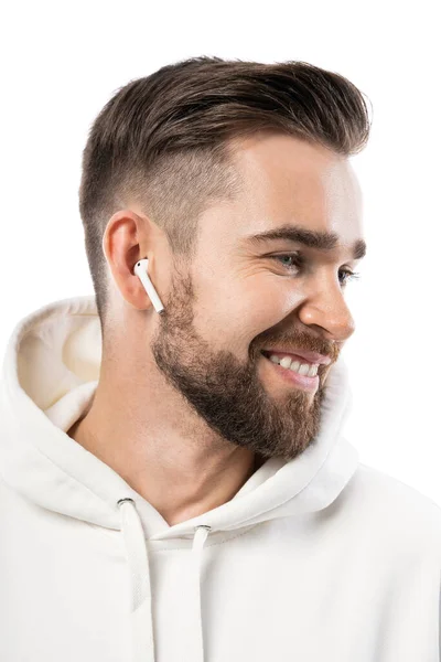 Porträt Eines Gutaussehenden Bärtigen Mannes Weißer Kleidung Mit Drahtlosen Ohrhörern — Stockfoto