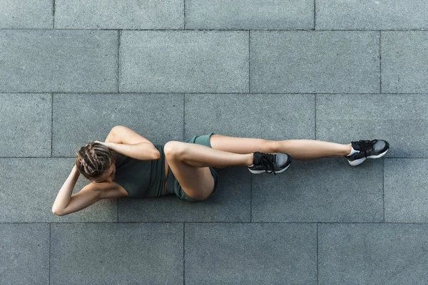 Młoda Atletyczna Kobieta Robi Brzuszne Chrupki Ćwiczenia Betonowej Podłodze Podczas — Zdjęcie stockowe