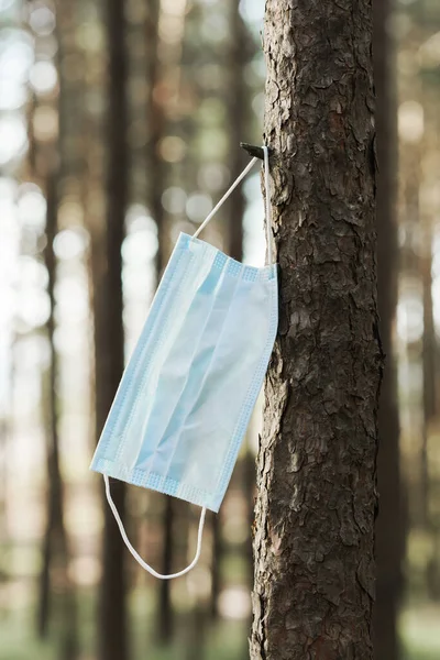 Máscara Médica Pendurada Uma Árvore Floresta Conceito Poluição Ambiental Pandemia — Fotografia de Stock