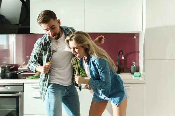 Pareja Joven Bailando Cantando Cocina Mientras Cocinan Durante Mañana Soleada — Foto de Stock