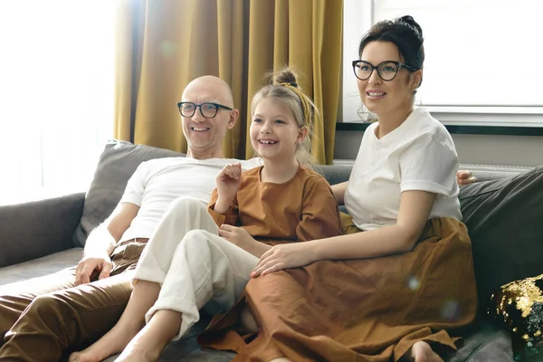 幸せな家族観ますテレビ番組一緒に座っていますザカウチにホーム — ストック写真