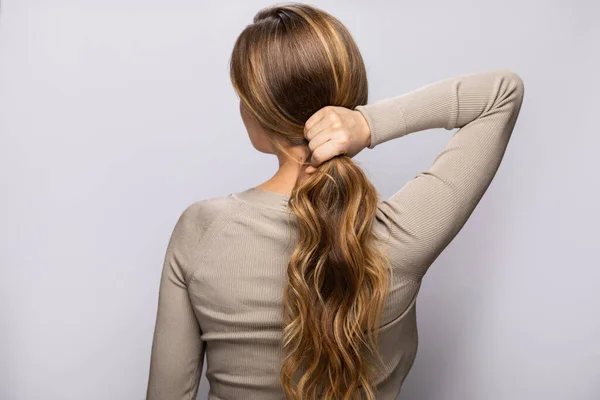 Mladá Žena Ukazuje Své Krásné Vlasy Barvení Styling Profesionálním Salonu — Stock fotografie