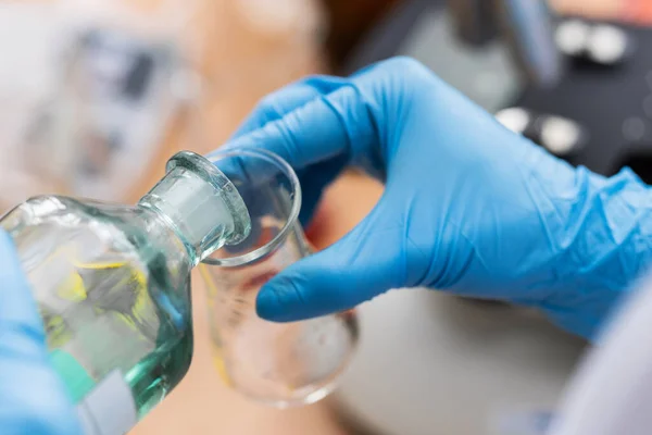 Cientista Derramando Substância Frasco Para Outro Laboratório Durante Trabalho Pesquisa — Fotografia de Stock