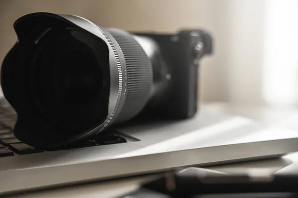 Der Arbeitsplatz Des Fotografen Mit Moderner Ausrüstung Spiegellose Kamera Laptop — Stockfoto