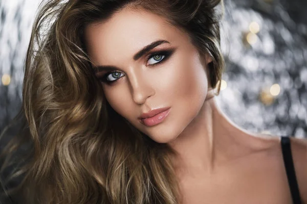 Retrato Mujer Hermosa Con Hermoso Pelo Rizado Maquillaje Profesional Estudio — Foto de Stock