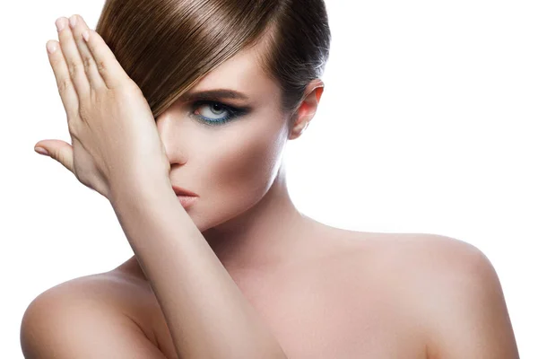 Сексуальная Модель Стильном Образе Сонными Волосами Закрывающими Один Глаз Красивыми — стоковое фото