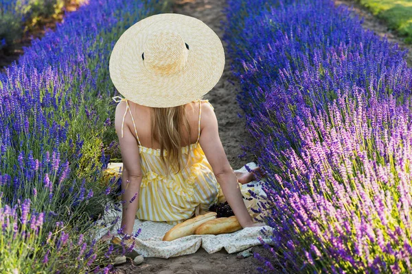 Mulher Bonita Usando Chapéu Sentado Campo Cheio Flores Lavanda — Fotografia de Stock