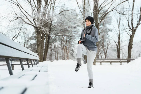 Jonge Vrouw Opwarmen Voor Haar Joggen Workout Tijdens Winter Besneeuwde — Stockfoto