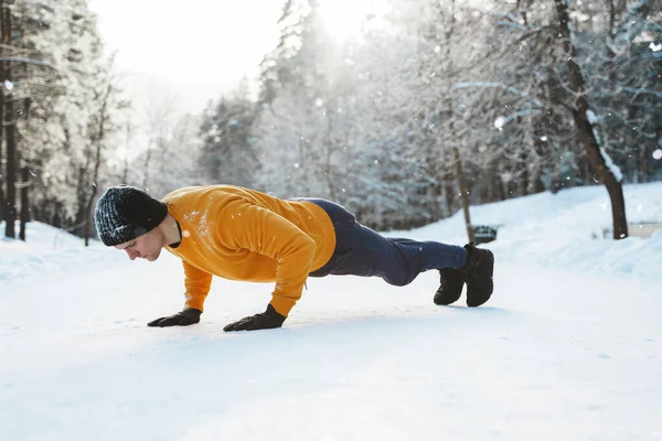 Atletische Man Doet Push Ups Tijdens Zijn Calisthenics Wintertraining Besneeuwd — Stockfoto