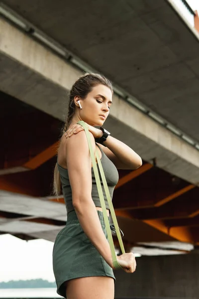 Donna Atletica Durante Allenamento Con Elastico Resistenza Una Strada — Foto Stock