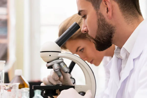 Twee Collega Van Wetenschappers Gebruiken Microscopen Tijdens Onderzoek Een Laboratorium — Stockfoto