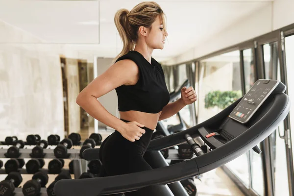 Jonge Atletische Vrouw Loopt Loopband Tijdens Fitness Workout — Stockfoto