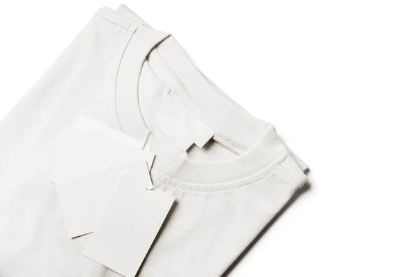 Camiseta Con Etiquetas Papel Blanco Aisladas Sobre Fondo Blanco — Foto de Stock