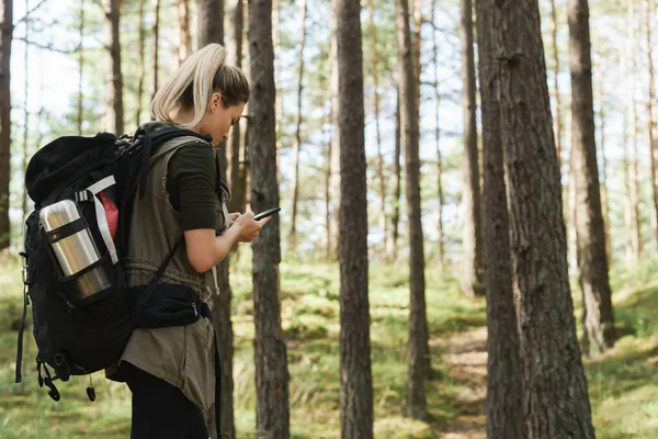 Giovane Escursionista Femminile Utilizza Smartphone Navigazione Nella Foresta Verde — Foto Stock