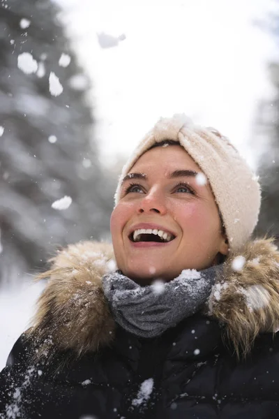 Portrét Mladé Veselá Dívka Těší Sníh Během Krásného Zimního Dne — Stock fotografie