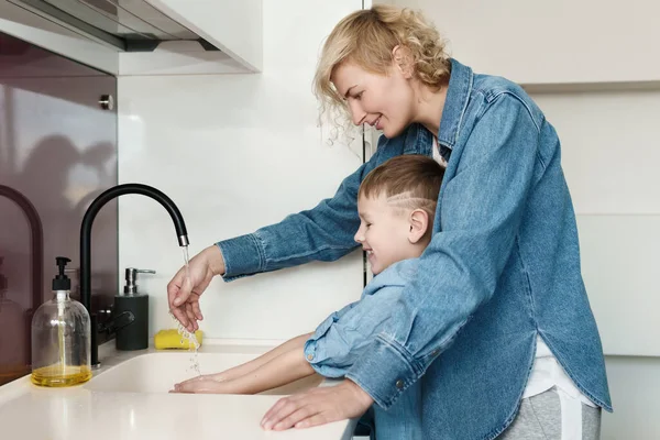 Jeune Mère Aidant Son Fils Pendant Lavage Des Mains Routine — Photo