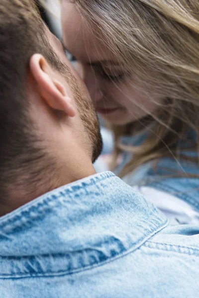 Portret Van Jong Sensueel Liefdevol Koppel Tijdens Een Date Buiten — Stockfoto