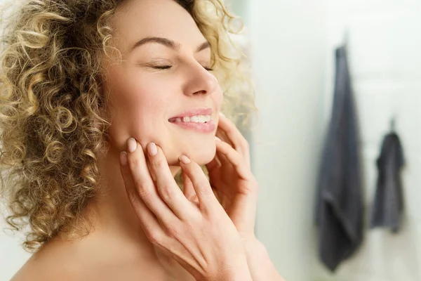 Portrait Young Beautiful Woman Curly Hair Touching Her Face — Stock Photo, Image