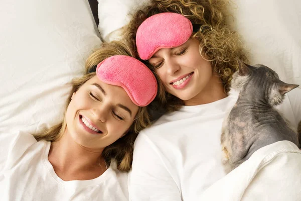 Deux Belles Filles Paresseuses Couchées Relaxantes Lit Avec Leur Chat — Photo