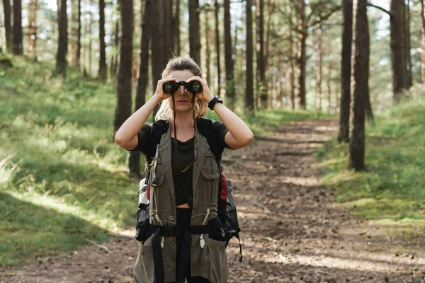 Giovane Escursionista Femminile Sta Usando Binocoli Bird Watching Nella Foresta — Foto Stock