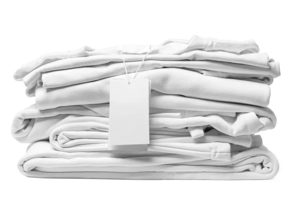 Стек Новой Белой Одежды Чистым Тегом Одежды Изолирован Белом Фоне — стоковое фото
