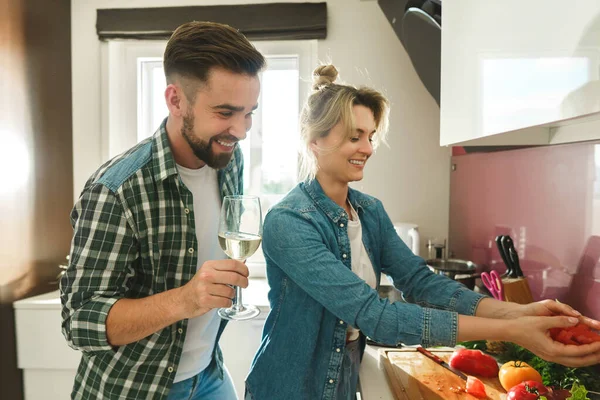 Genç Mutlu Çift Mutfakta Birlikte Şarap Pişiriyor Içiyorlar — Stok fotoğraf