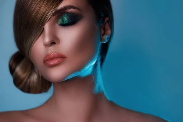 Seksowny Model Stylowym Obrazie Eleganckimi Włosami Pokrywającymi Jedno Oko Pięknymi — Zdjęcie stockowe