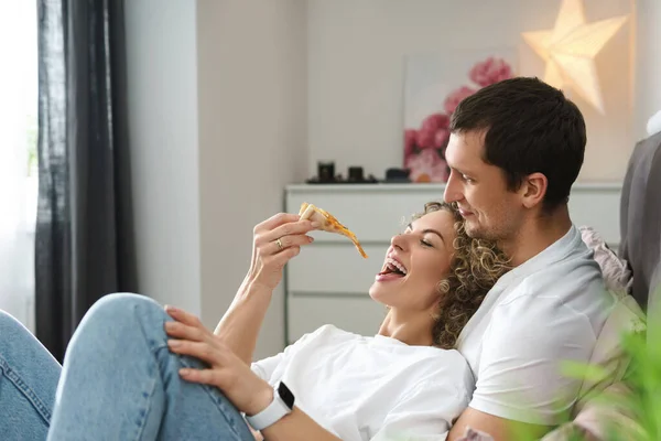 Tembel Mutlu Çift Evde Dinleniyor Pizza Yemek Yatakta Uzanmak — Stok fotoğraf
