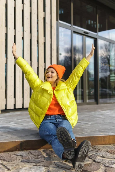 Retrato Menina Elegante Vestindo Puffer Amarelo Chapéu Malha Laranja — Fotografia de Stock