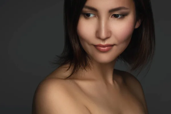Portret Młodej Pięknej Azjatki Krótkimi Ciemnymi Włosami Szarym Tle — Zdjęcie stockowe