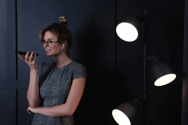 Young Business Woman Using Wireless Earbuds Smartphone Late Night Work — Stock Photo, Image