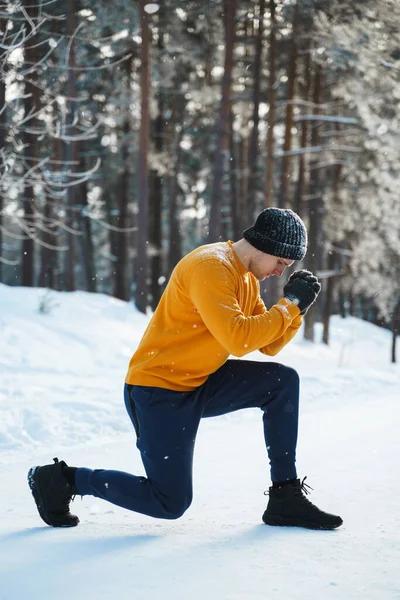 Sportowiec Wykonujący Skok Podczas Treningu Sportowego Zima Zaśnieżonym Parku — Zdjęcie stockowe