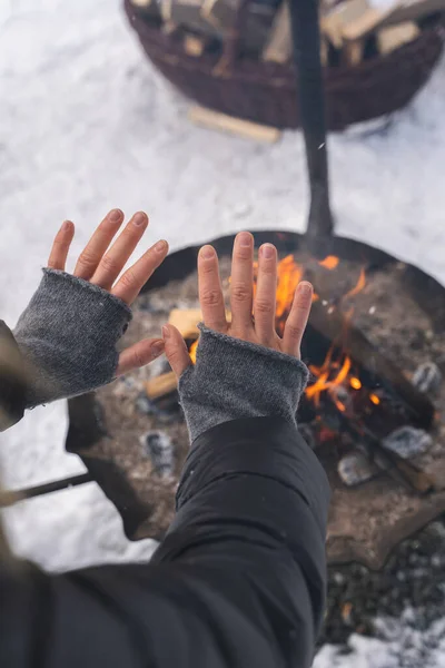 Mujer Calentando Sus Manos Junto Fogata Durante Frío Día Invierno — Foto de Stock