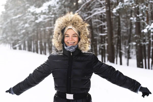 Portrét Mladé Veselá Žena Těší Procházky Během Krásného Zimního Dne — Stock fotografie