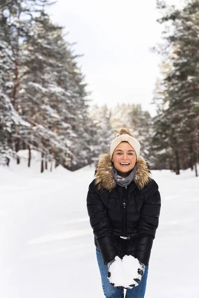 Vrolijke Jonge Vrouw Houdt Hoop Sneeuw Haar Handen Tijdens Haar — Stockfoto