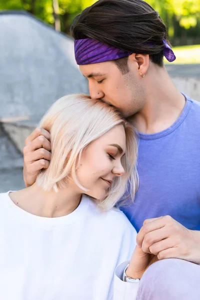 Portret Van Stijlvolle Tiener Paar Verliefd Tijdens Hun Date City — Stockfoto