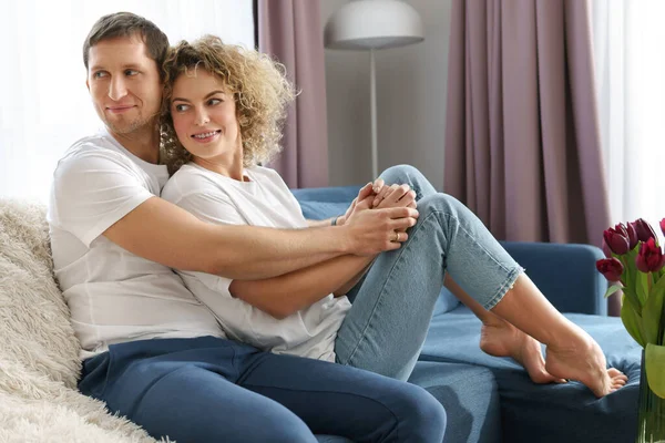 Young Happy Couple Sitting Sofa Relaxing Home — Stock Photo, Image