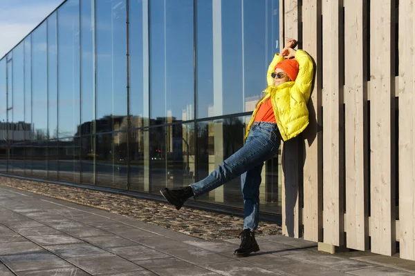 Porträtt Snygg Flicka Bär Gul Puffer Och Orange Stickad Hatt — Stockfoto