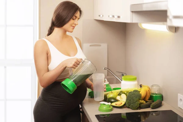 Young Pregnant Woman Make Green Protein Cocktail Home — Stock Photo, Image
