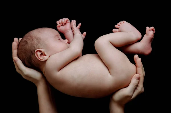 Lindo Bebé Recién Nacido Acostado Las Manos Madre Sobre Fondo — Foto de Stock