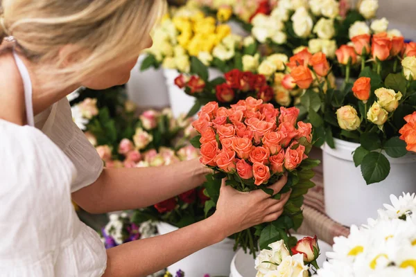 Fiatal Gyönyörű Virágárus Dolgozik Kis Virágüzlet — Stock Fotó