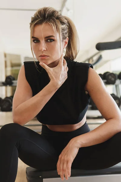 Portret Van Een Jonge Atletische Vrouw Tijdens Haar Fitnesstraining Sportschool — Stockfoto