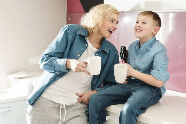 Une Famille Heureuse Boit Thé Chaud Matin Mère Son Mignon — Photo