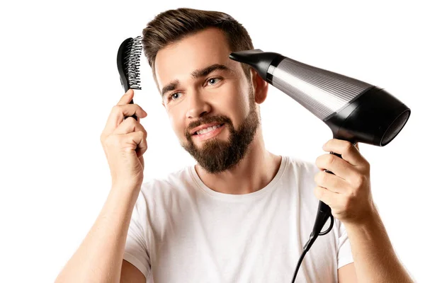 Hombre Guapo Está Utilizando Cepillo Pelo Secador Pelo Para Peinado — Foto de Stock