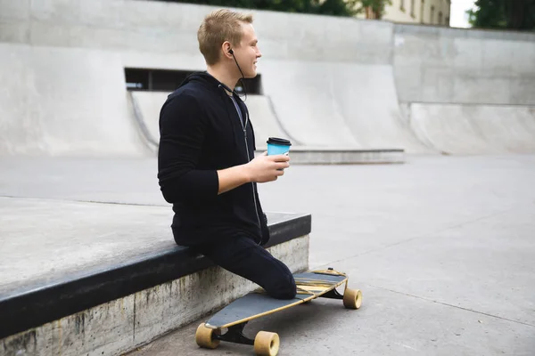 Joven Motivado Chico Discapacitado Con Una Taza Café Antes Longboard —  Fotos de Stock