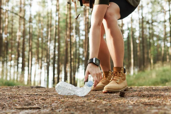 Young Female Hiker Collecting Plastic Waste Green Forest — Stock Photo, Image