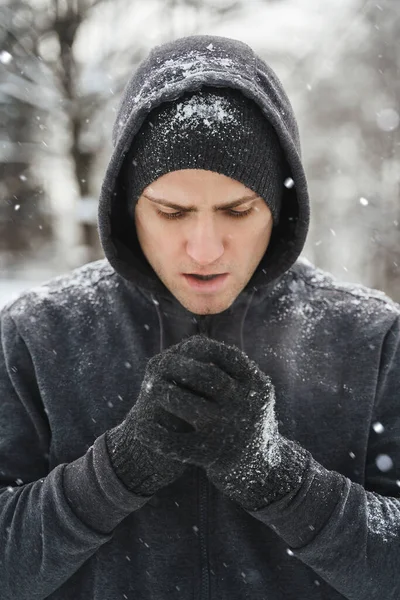 Portrét Pohledného Atletického Muže Mikině Během Zimního Cvičení Venku — Stock fotografie