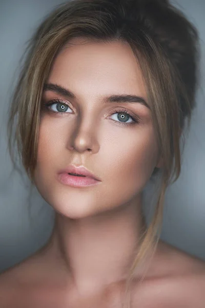 Porträtt Ung Och Fantastisk Kvinna Med Naturlig Makeup — Stockfoto