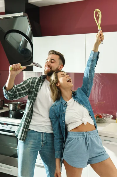 Genç Çift Güneşli Sabahlarda Mutfakta Dans Edip Şarkı Söylüyor — Stok fotoğraf